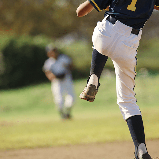 球を投げようとする人