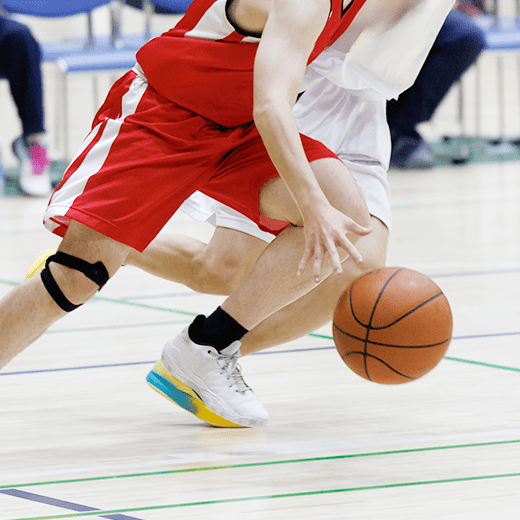 バスケットボールをする人